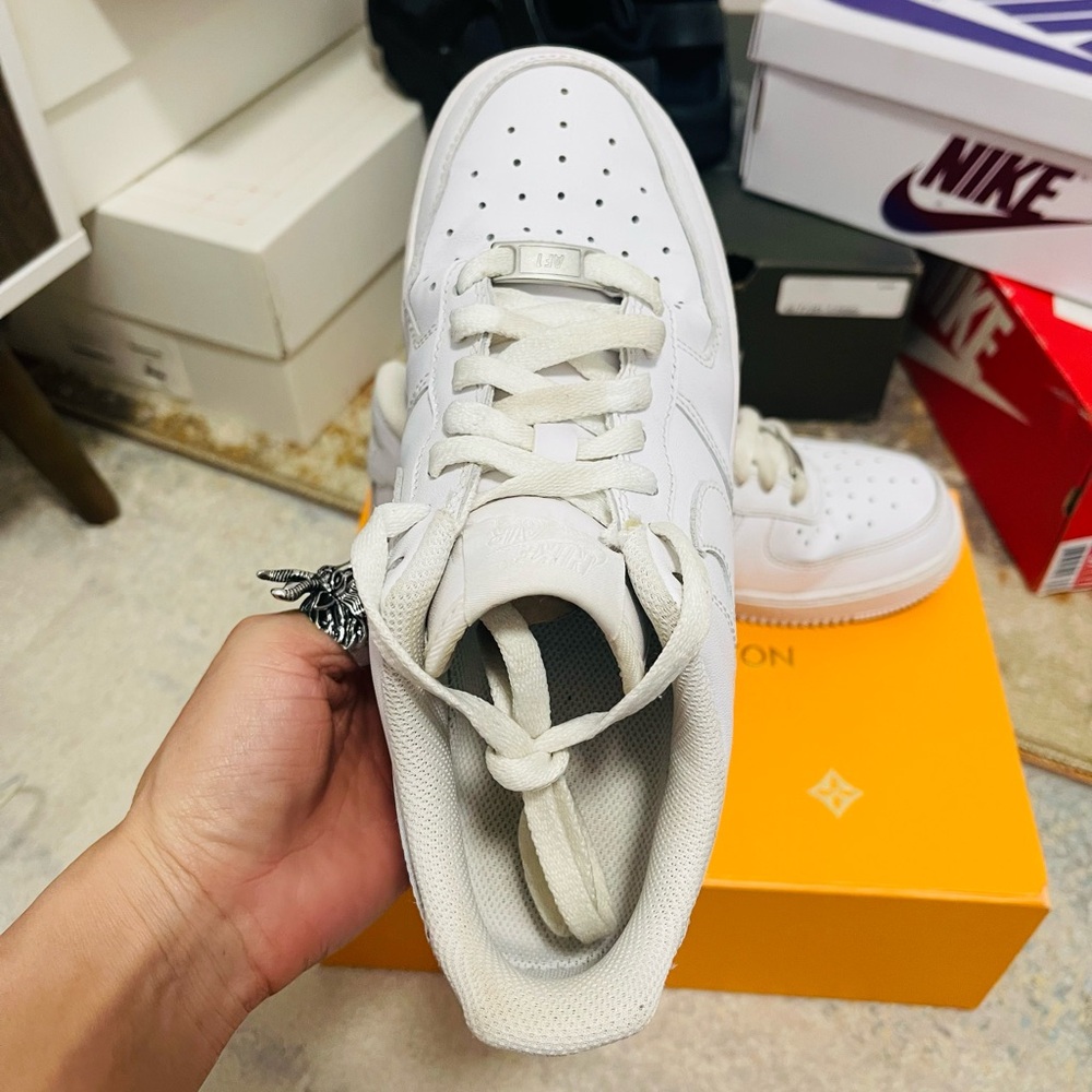 EUC Women’s Size 8 (Euro Sz 39) Nike Air Force 1 Low 07’ Sneakers Triple White - Picture 13 of 15